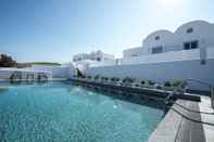 Swimming Pool Sea and Sand Luxury Villas