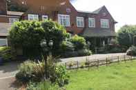 Exterior Barons Court Hotel