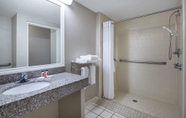 Toilet Kamar 7 Baymont Inn and Suites Douglasville Atlanta