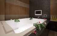 Toilet Kamar 2 Hotel and Spa Lotus Modern – Adults Only