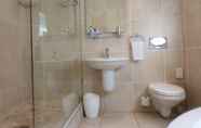 Toilet Kamar 3 The Hampton Exclusive Guest House