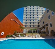 Swimming Pool 3 Holiday Inn Express Merida Centro, an IHG Hotel
