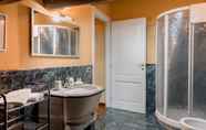 In-room Bathroom 2 Piazza Nova Guest House