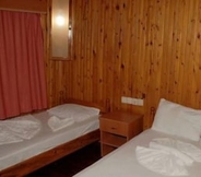 Kamar Tidur 4 Toll Hotel