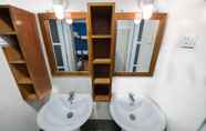 In-room Bathroom 2 Ostello Bello Nyaung Shwe