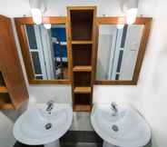ห้องน้ำภายในห้อง 2 Ostello Bello Nyaung Shwe