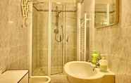 In-room Bathroom 5 Villa Buonaparte