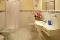Phòng tắm bên trong B&B Piccolo Hotel