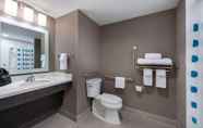 In-room Bathroom 5 TownePlace Suites by Marriott Ottawa Kanata