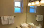 In-room Bathroom 7 Sherwood Motel