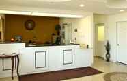 Lobi 2 Sands Inn & Kitchen Suites