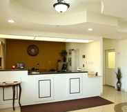 Lobi 2 Sands Inn & Kitchen Suites