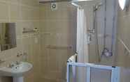 In-room Bathroom 4 Ivybridge Guest House