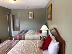 Bedroom 4 Niagara Inn & Suites