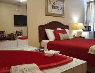 Bedroom 2 Niagara Inn & Suites