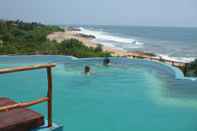 Kolam Renang Kirinda Beach Resort