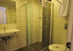 In-room Bathroom 7 Annabella Park Hotel