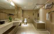 In-room Bathroom 2 Forward Suites I