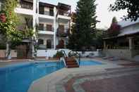Swimming Pool Rena Apartments by Checkin
