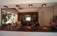 Bar, Kafe dan Lounge 5 Rena Apartments by Checkin