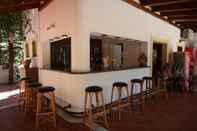 Quầy bar, cafe và phòng lounge Rena Apartments by Checkin