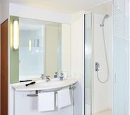 In-room Bathroom 2 ibis budget Basel Pratteln