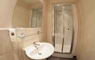 Phòng tắm bên trong 6 Wheatsheaf, Baslow by Marston's Inns