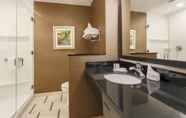 Toilet Kamar 5 Fairfield Inn & Suites Pleasanton