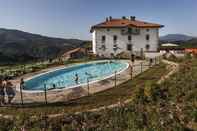 Swimming Pool Cabañas Deluxe Basajaun Basoa by IrriSarri Land