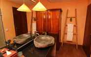 In-room Bathroom 5 Petit Hotel Bali