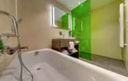 In-room Bathroom 7 Park Inn by Radisson Neumarkt