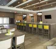 Bar, Cafe and Lounge 2 Wingate By Wyndham Calgary Airport