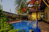 สระว่ายน้ำ Thanakha Inle Hotel