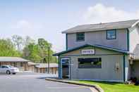 Exterior Economy Inn of Bloomington