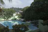 Swimming Pool Queen's Hotel