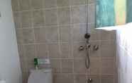 In-room Bathroom 4 Pinetown Lala Land