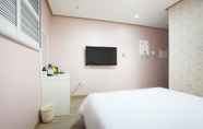 Kamar Tidur 4 Orange Tree Hotel & Cafe