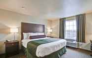 Bedroom 6 Cobblestone Hotel & Suites – Pulaski/Green Bay