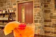 บาร์ คาเฟ่ และเลานจ์ Cobblestone Hotel & Suites – Pulaski/Green Bay