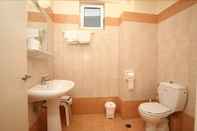 Toilet Kamar Hotel Flisvos