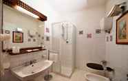 In-room Bathroom 6 Relais Oroscopo