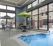 Swimming Pool 7 Courtyard by Marriott Holland Downtown