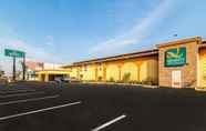 Ruang untuk Umum 2 Quality Inn & Suites near Downtown Bakersfield