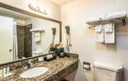 Phòng tắm bên trong 6 Quality Inn & Suites near Downtown Bakersfield