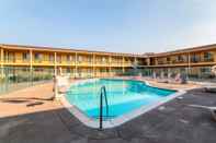 Swimming Pool Quality Inn & Suites near Downtown Bakersfield