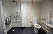 In-room Bathroom 7 DoubleTree by Hilton Coventry Building Society Arena