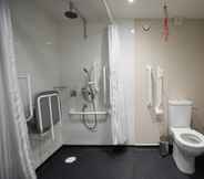 In-room Bathroom 7 DoubleTree by Hilton Coventry Building Society Arena