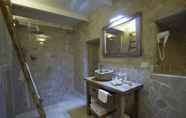 Toilet Kamar 5 Antico Convicino Rooms Suites & SPA