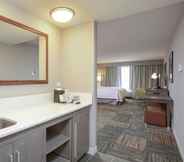 Bedroom 7 Hampton Inn & Suites Cincinnati / Kenwood