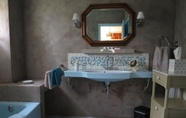 In-room Bathroom 6 KerBlondel